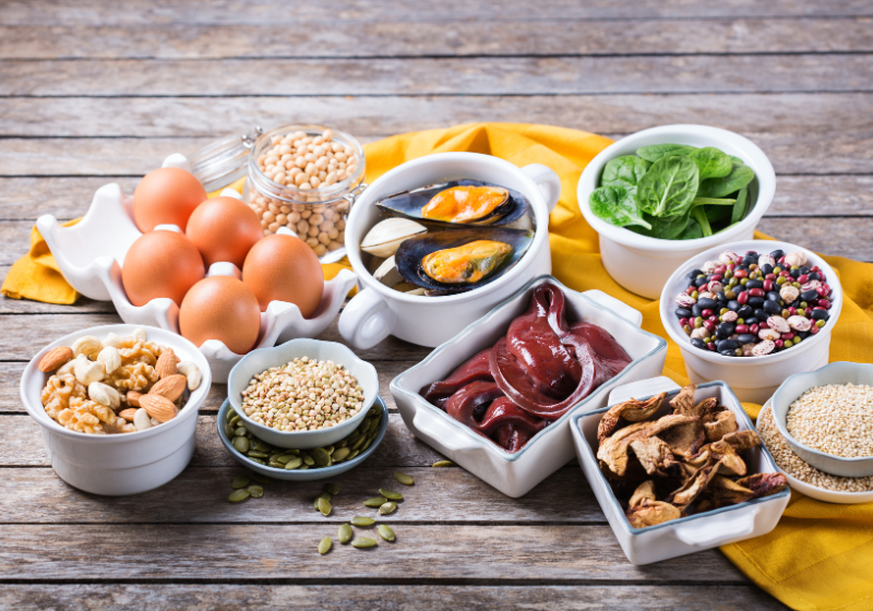 Viele verschiedene Lebensmittel, pflanzlich und tierisch